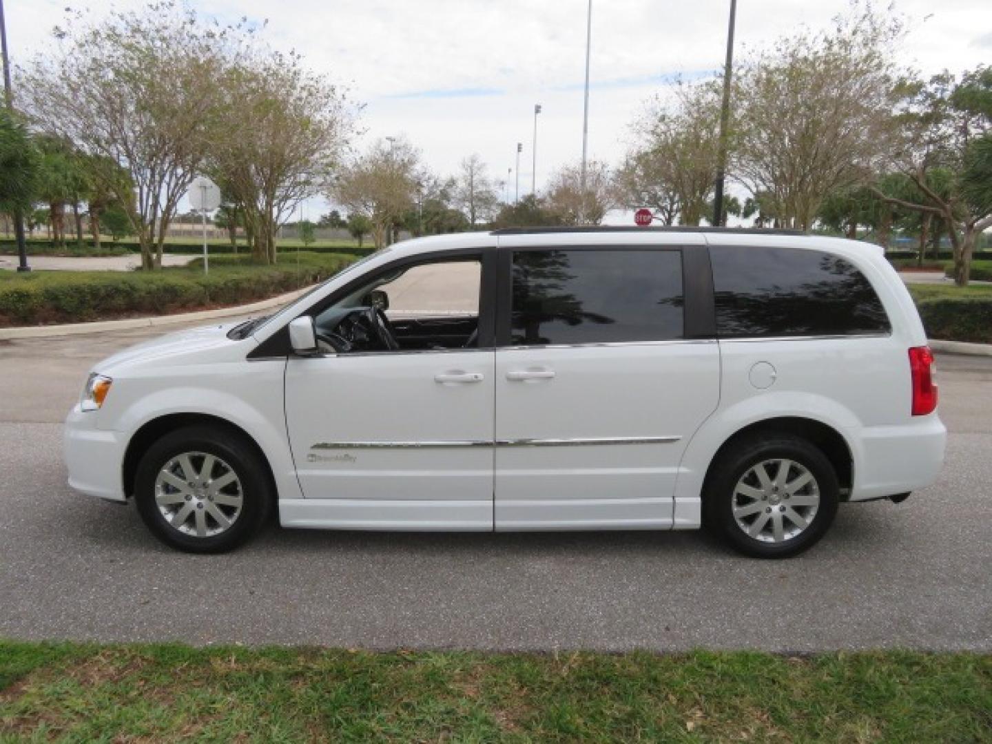 2014 White /Black Chrysler Town & Country (2C4RC1BG4ER) , located at 4301 Oak Circle #19, Boca Raton, FL, 33431, (954) 561-2499, 26.388861, -80.084038 - Photo#27